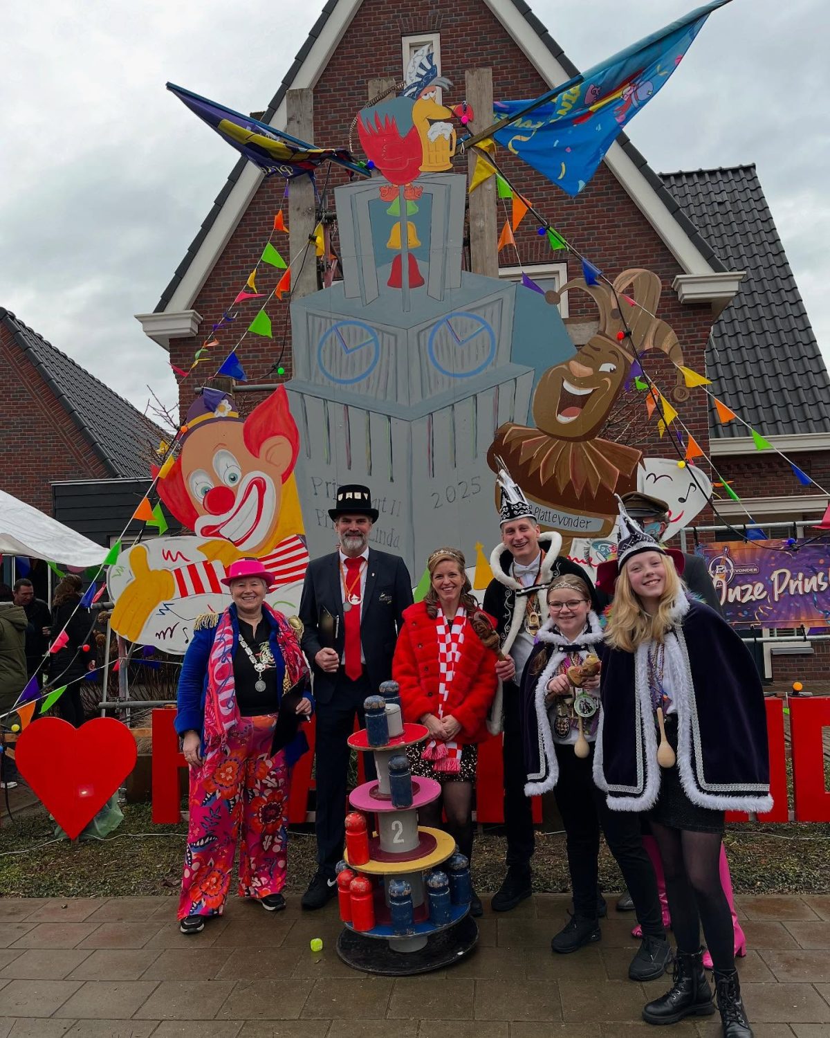 Keuring buurtversiering door Burgemeester Blok en afgevaardigden.