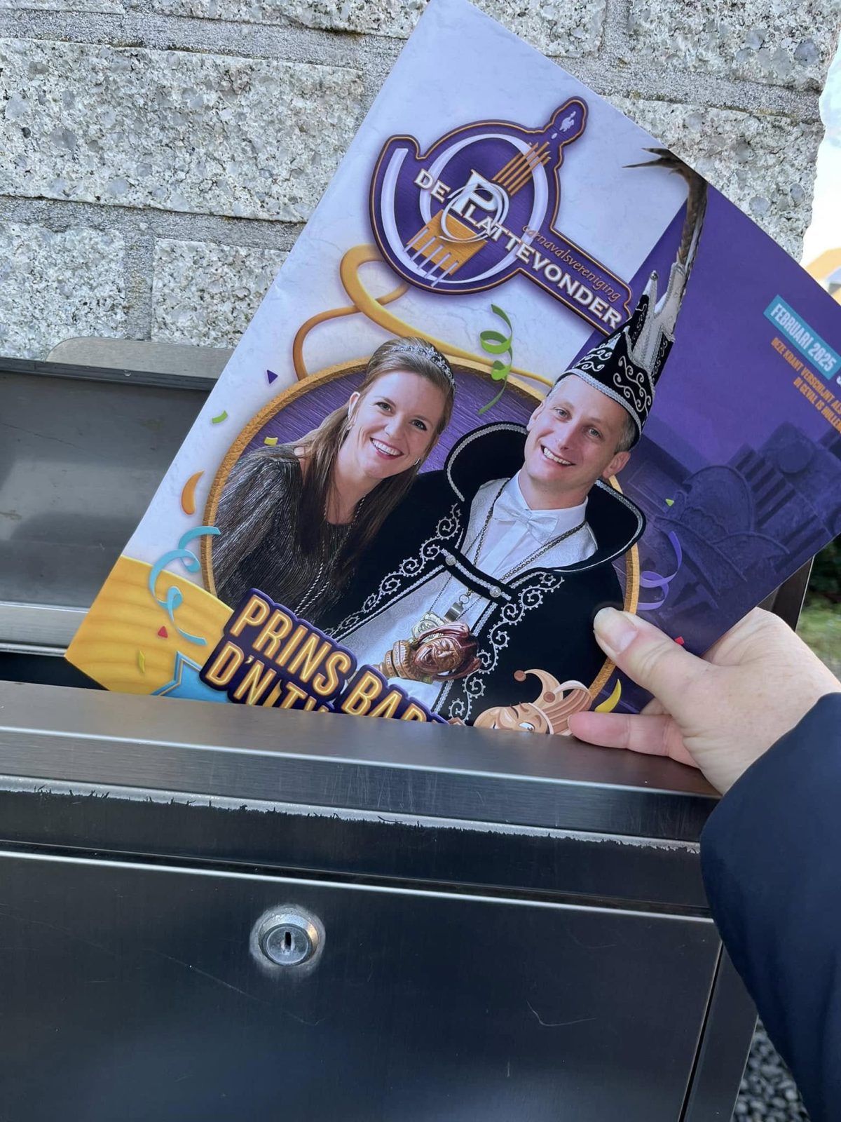 Carnavalskrant gratis verspreid in Someren-Eind