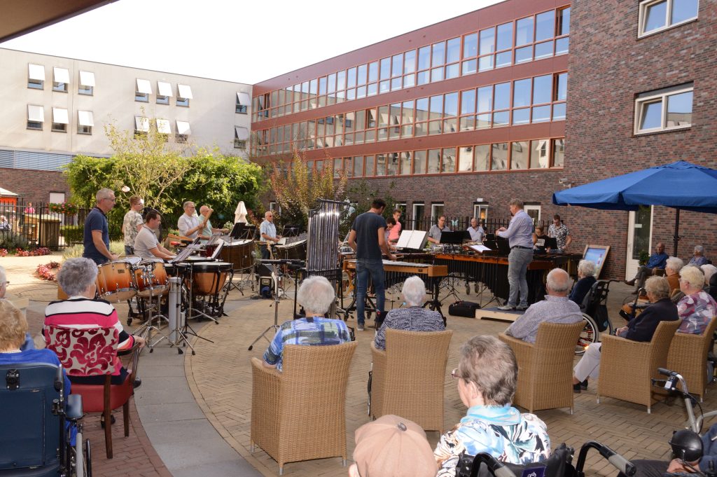 Concert slagwerkgroep Juliana bij verzorgingstehuis Sonnehove