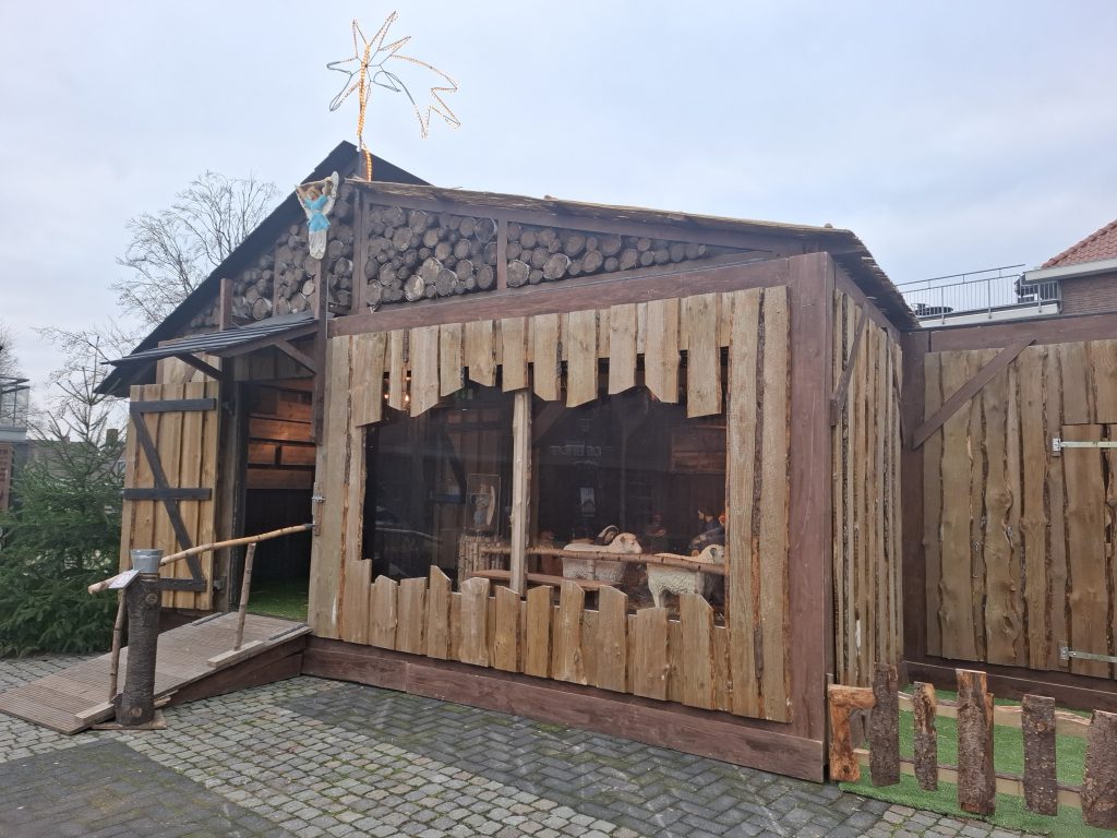 Kerststal weer opgebouwd op het Einderplein