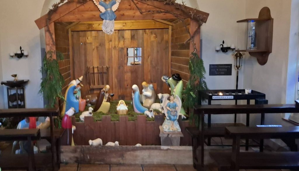 Opbouw kerststal in de Gildekapel
