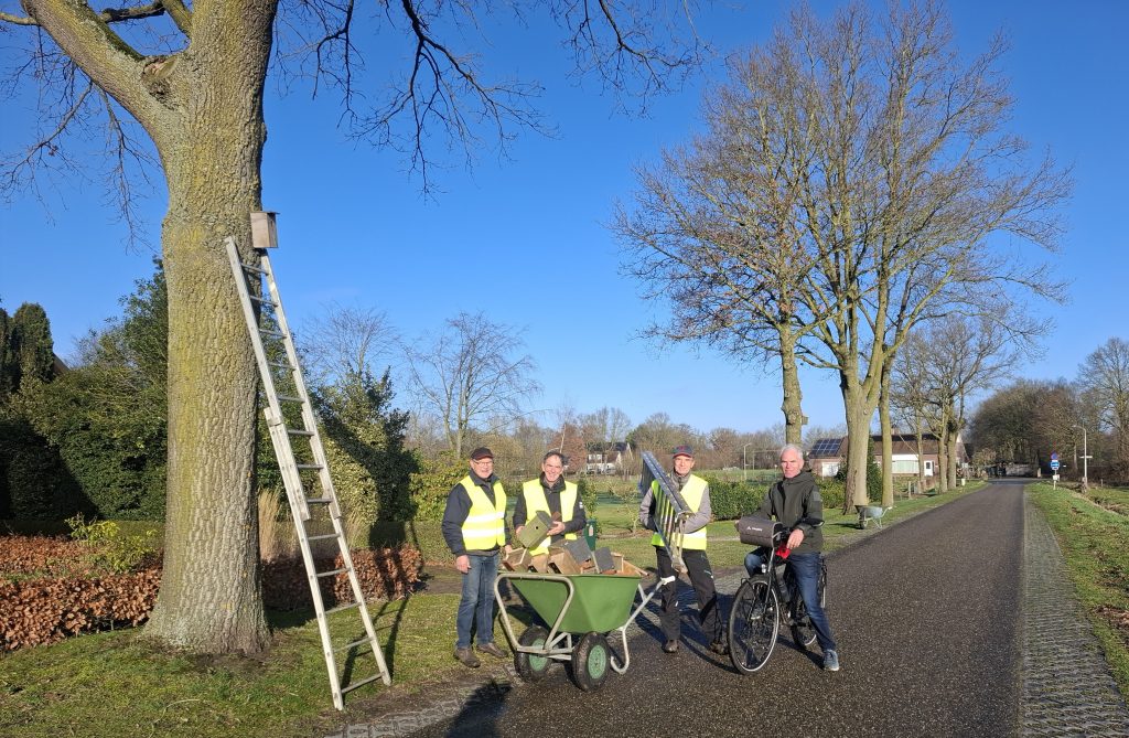 Vrijwilligers hangen nestkasten op aan de Goord Verbernedijk