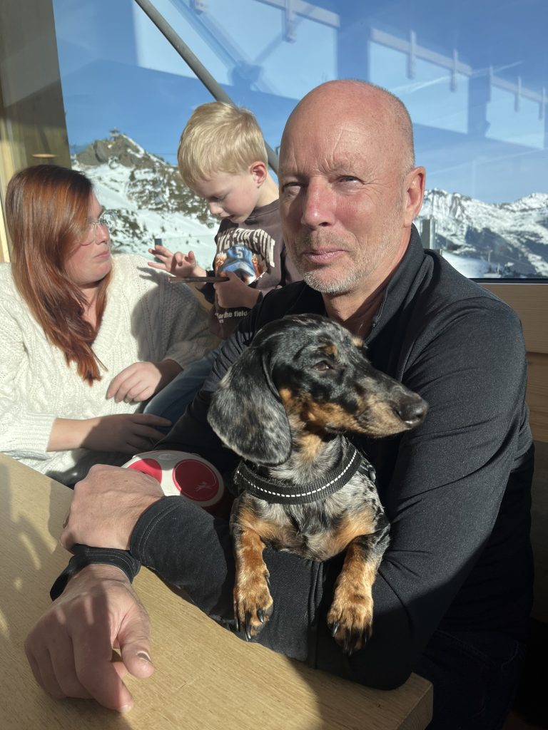 Oppas voor onze kleine teckel