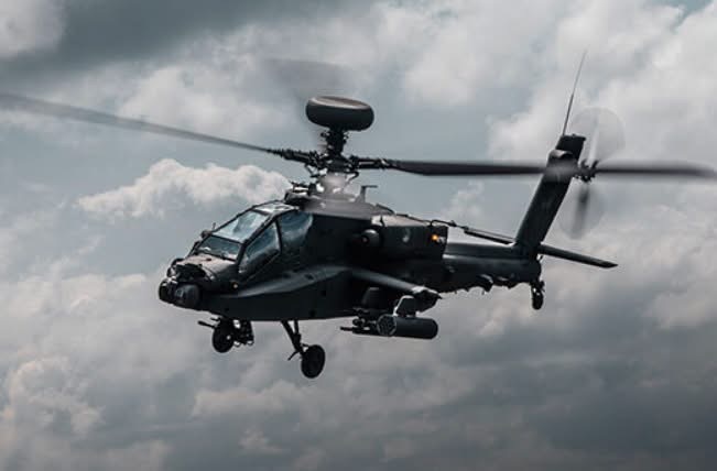 Apache-gevechtshelikopters van Defensie in laagvlieggebied De Peel