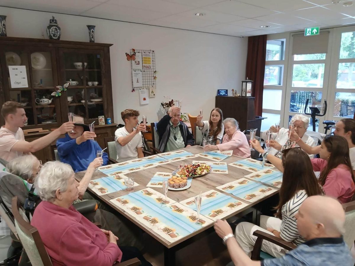DNJI-zomerkamp brengt bezoek aan bewoners van kleinschalig wonen