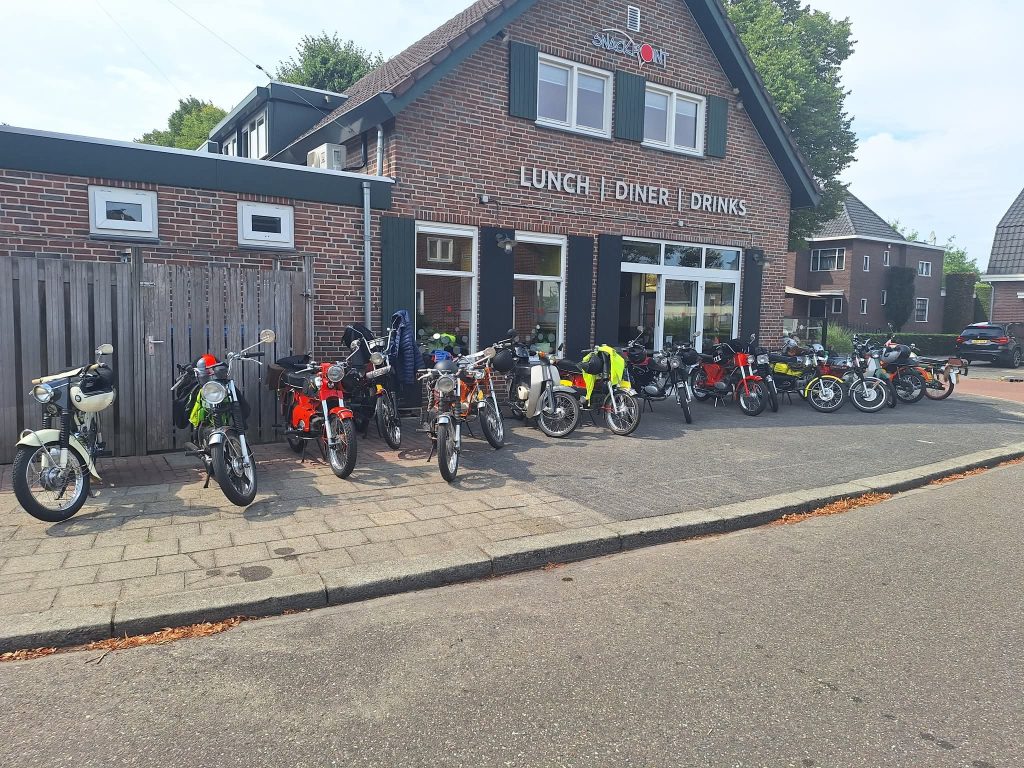 Oldtimer brommerclub ’t Brummerke op bezoek in Someren-Eind
